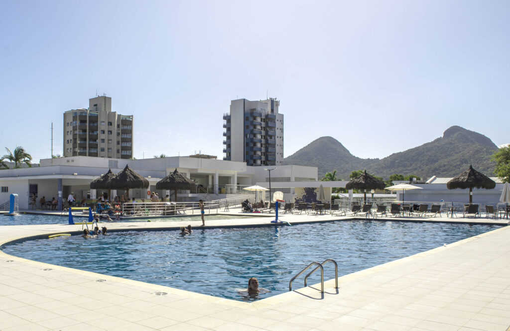Piscina aquecida do Hotel Sesc Caiobá é o lugar perfeito para aproveitar o litoral mesmo nos dias mais frescos