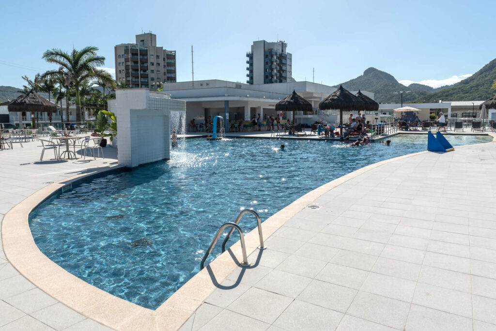 Piscina com cascata do Hotel Sesc Caiobá