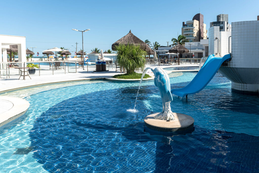 Piscina infatil do Hotel Sesc Caiobá tem escorregador, cascata e muita diversão