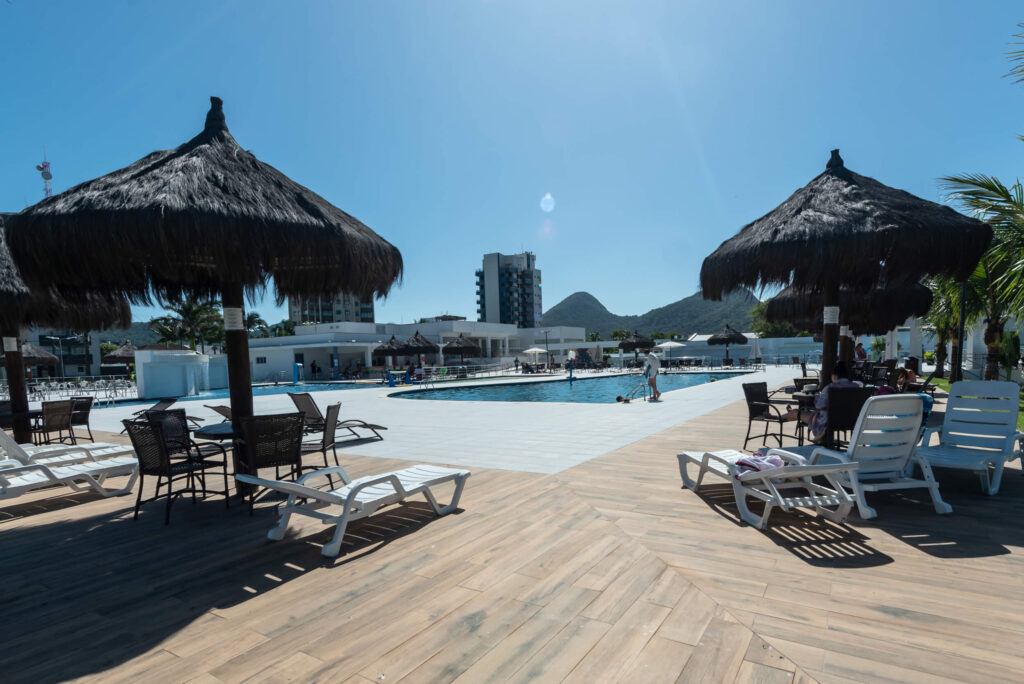 Quioques do Parque Aquático Mar Aberto em frente à Praia Brava, no Hotel Sesc Caiobá