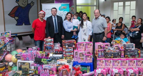 O repórter da RPC, Jasson Goulart, o DiretorRegional do Sesc PR, Emerson Sextos com sua esposa Ana Paula e filho, a médica pediatra, Ana Luiza de Melo Rodrigues e o diretor corporativo do Complexo Pequeno Príncipe, José Álvaro da Silva Carneiro.