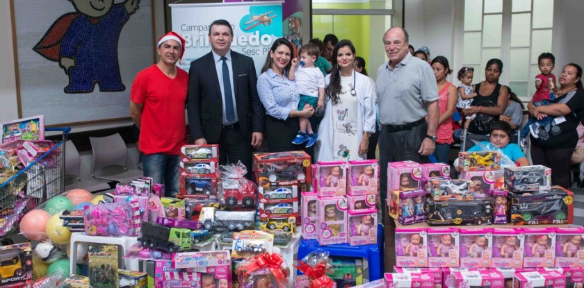 O repórter da RPC, Jasson Goulart, o DiretorRegional do Sesc PR, Emerson Sextos com sua esposa Ana Paula e filho, a médica pediatra, Ana Luiza de Melo Rodrigues e o diretor corporativo do Complexo Pequeno Príncipe, José Álvaro da Silva Carneiro.