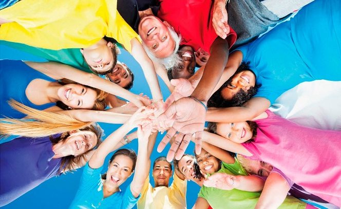 Mãos unidas em solidariedade