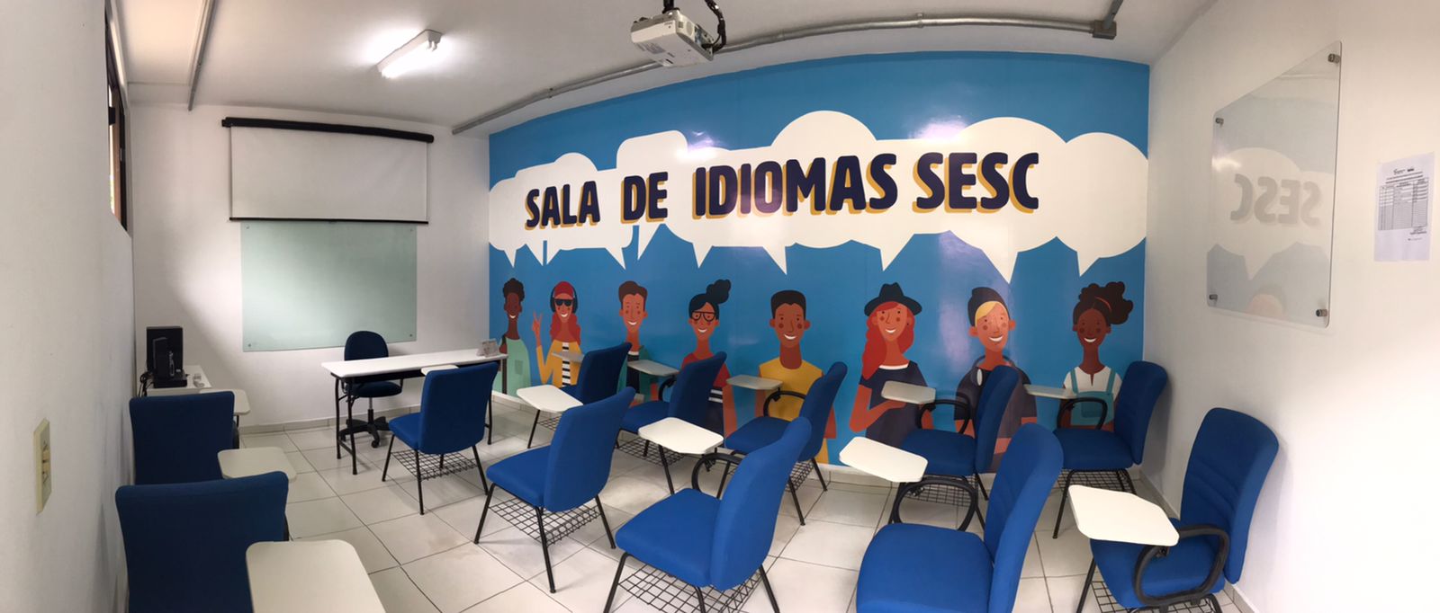 Interior da sala de aula de inglês