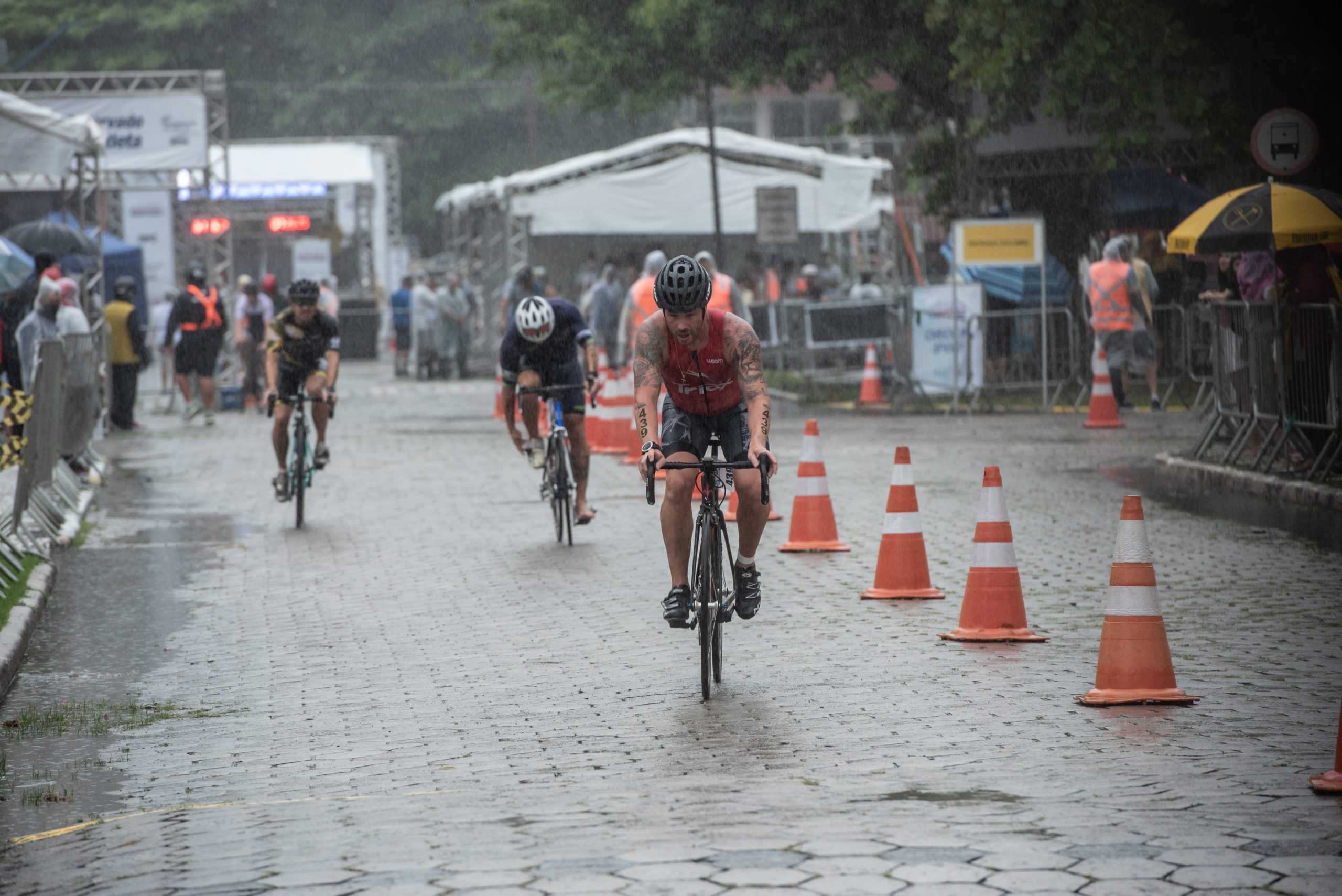 Atletas amadores e profissionais se reúnem em Matinhos para o Sesc  Triathlon Caiobá, pr (paraná)