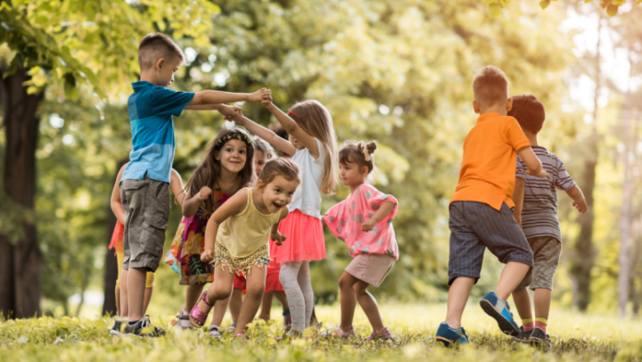 crianças alegres brincando ao ar livre