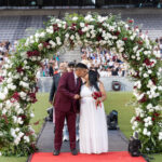 Mais de mil casais oficializam sua união em casamento coletivo na Ligga Arena