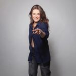 Alessandra Maestrini faz show com ritmo e sentimento no Teatro do Sesc Maringá