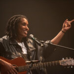 Mahmundi apresenta sonoridade sofisticada no palco do Teatro do Sesc da Esquina 