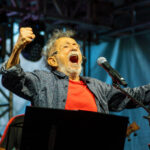 Tom Zé faz show histórico em Londrina para mais de 6 mil pessoas 