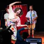 A Banda Beca Brinca apresenta: Pegapegapetecabolabalão – 14/02/2026 – 17:00