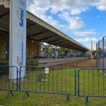 Trilhos começam a ser instalados em frente à unidade Sesc Estação Saudade, em Ponta Grossa